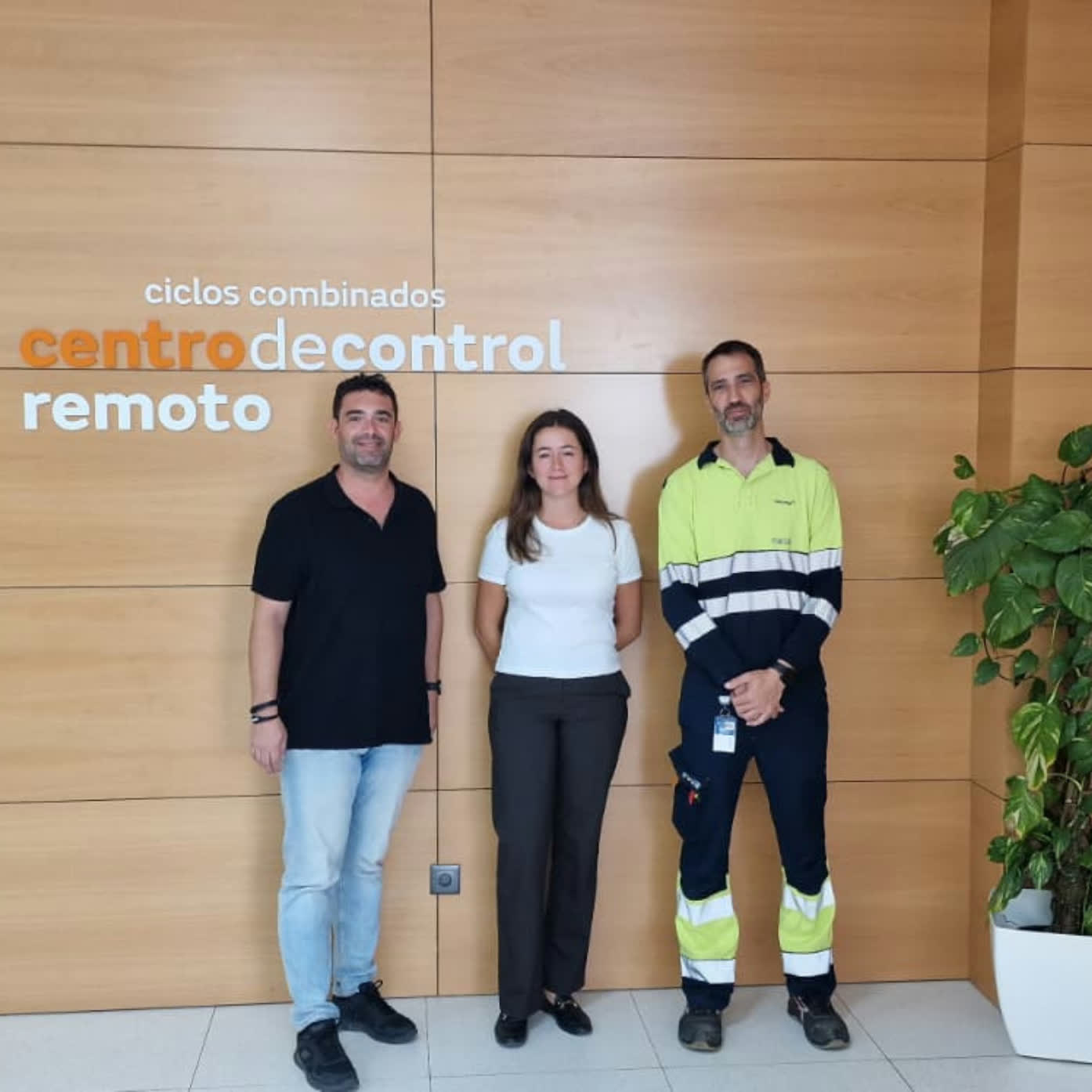 Equipo de Naturgy en el centro de control remoto de ciclos combinados
