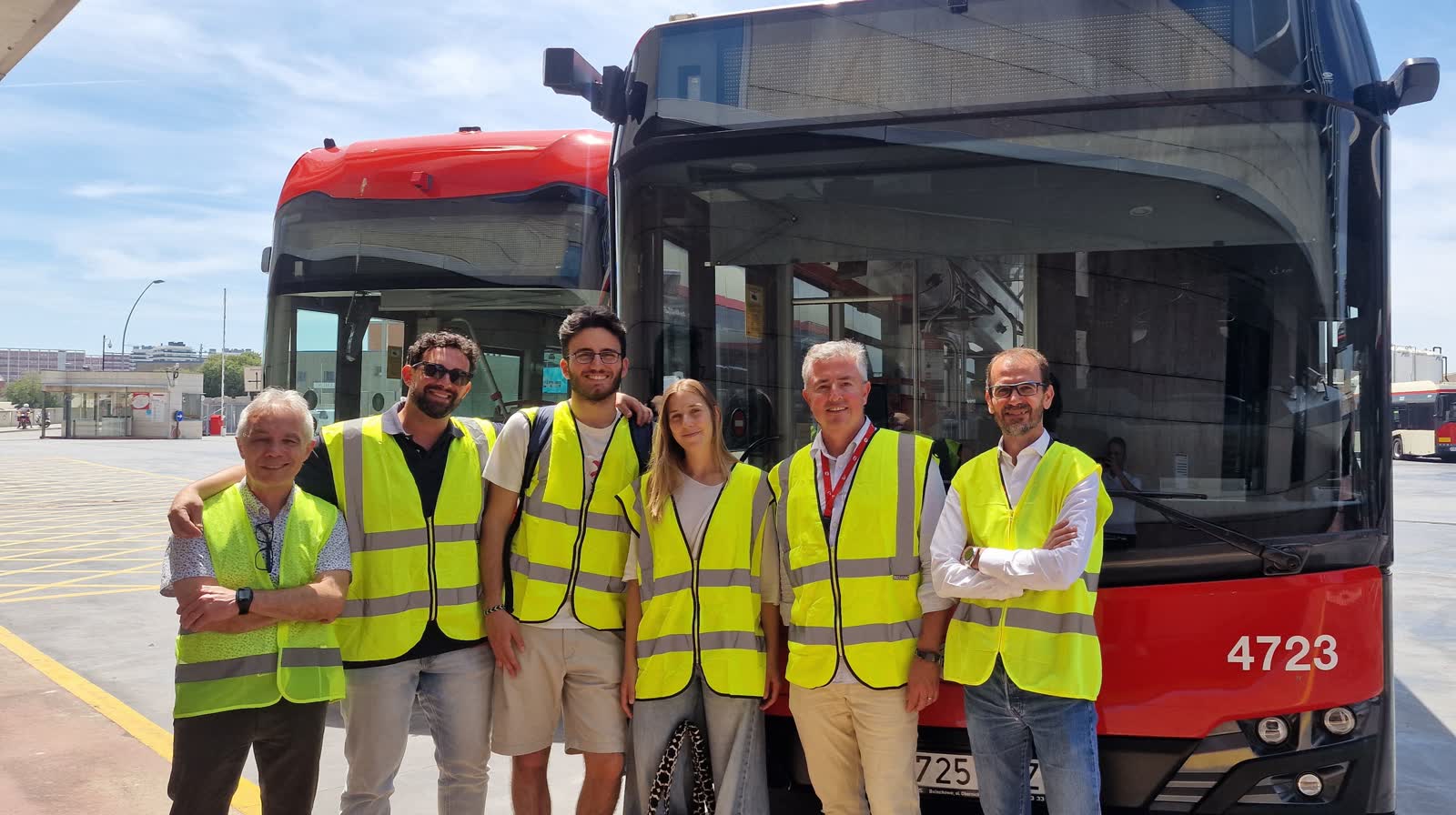 Equipo de TMB y estudiantes en las cocheras de autobuses